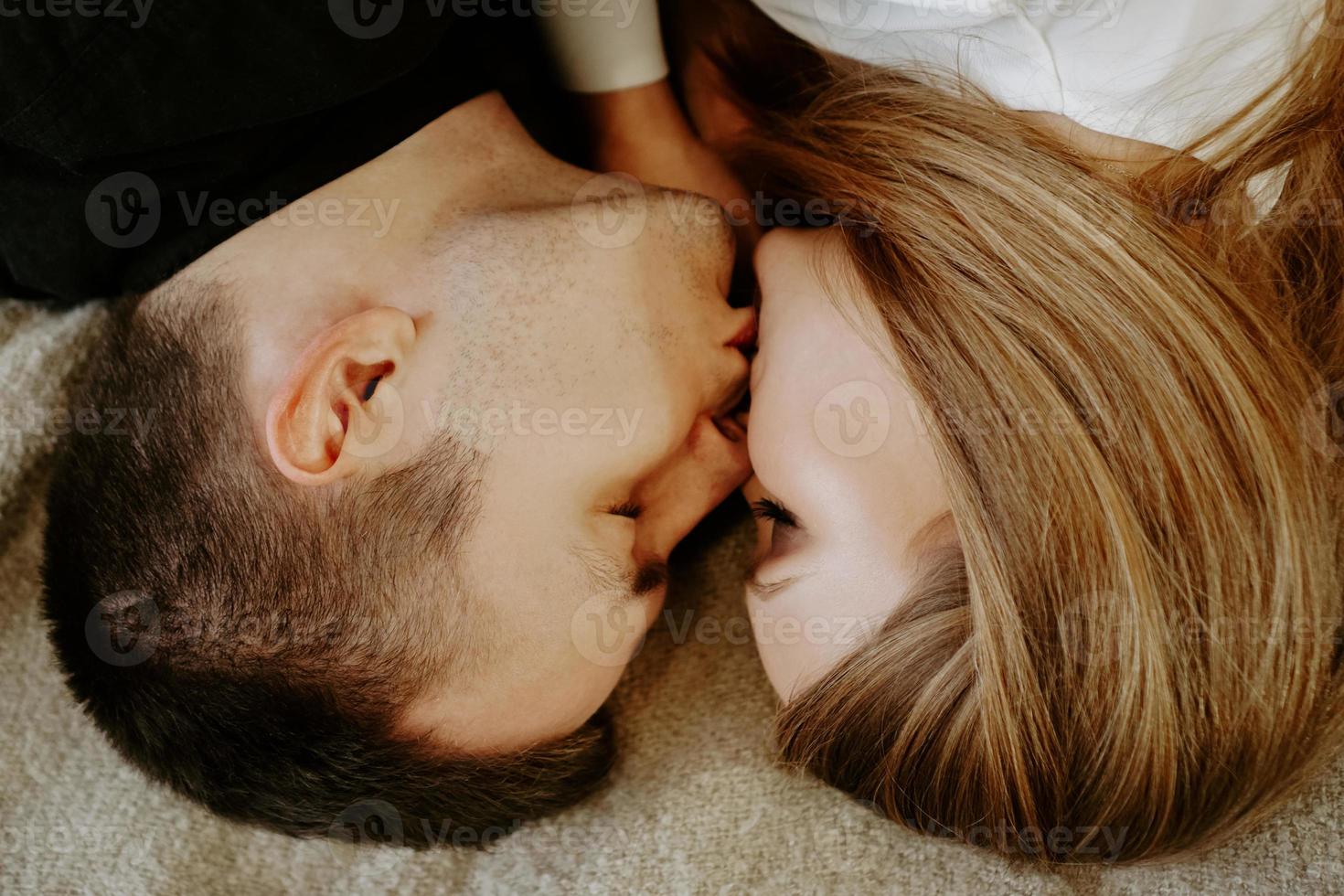 portrait en gros plan d'un jeune couple au lit à la maison photo