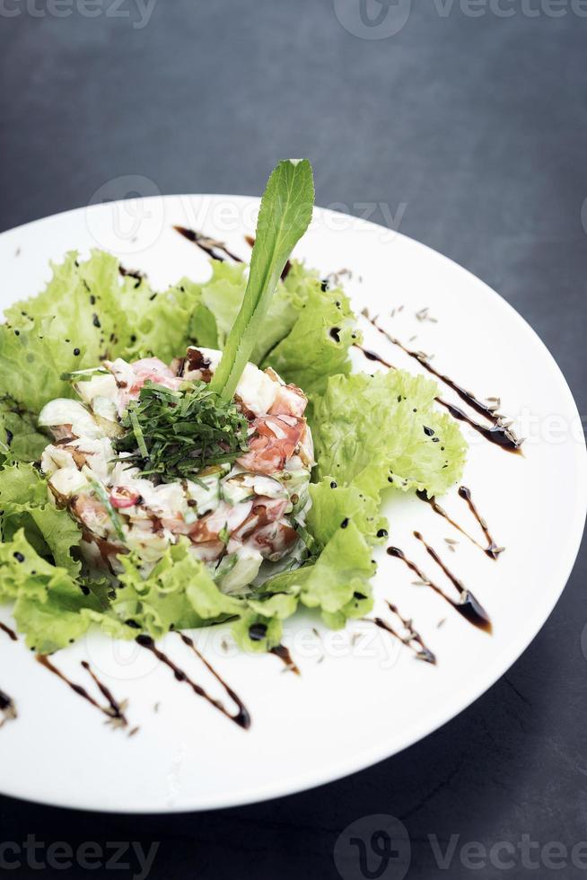 salade cocktail gourmande de crevettes avec céleri pomme et sauce au yaourt épicé photo