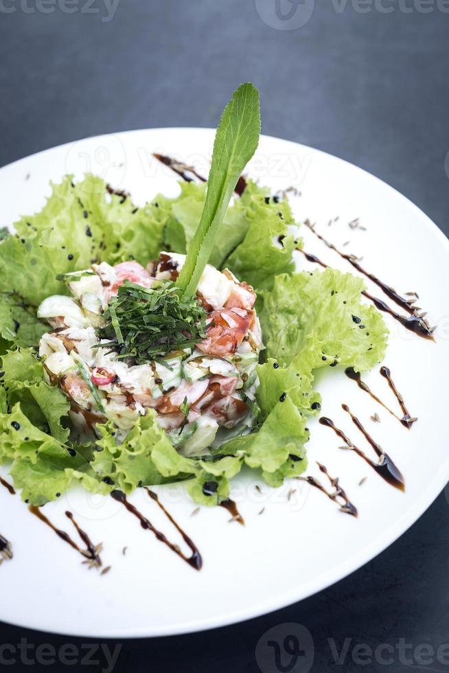 cuisine fusion gastronomique salade de fruits de mer et pomme céleri avec mayonnaise au wasabi piquante photo