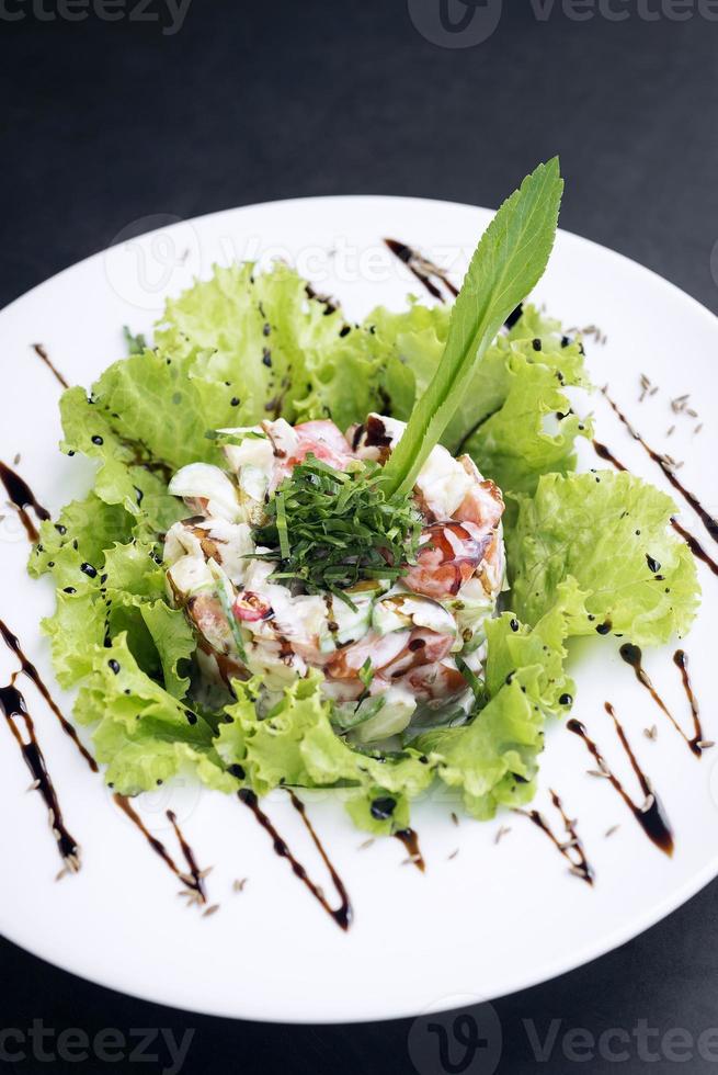 cuisine fusion gastronomique salade de fruits de mer et pomme céleri avec mayonnaise au wasabi piquante photo
