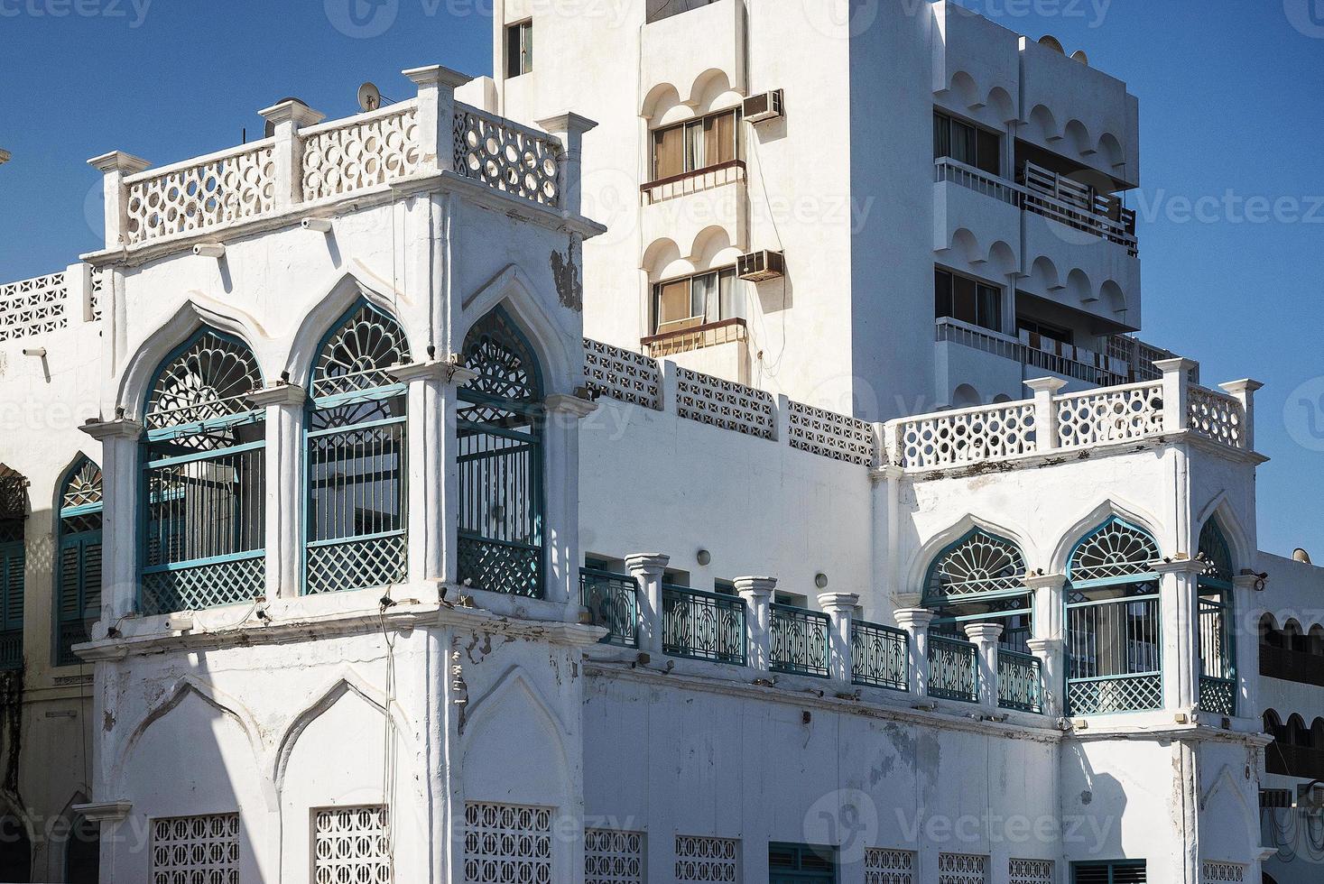 Détail de l'architecture arabe traditionnelle dans la vieille ville de muscat oman photo