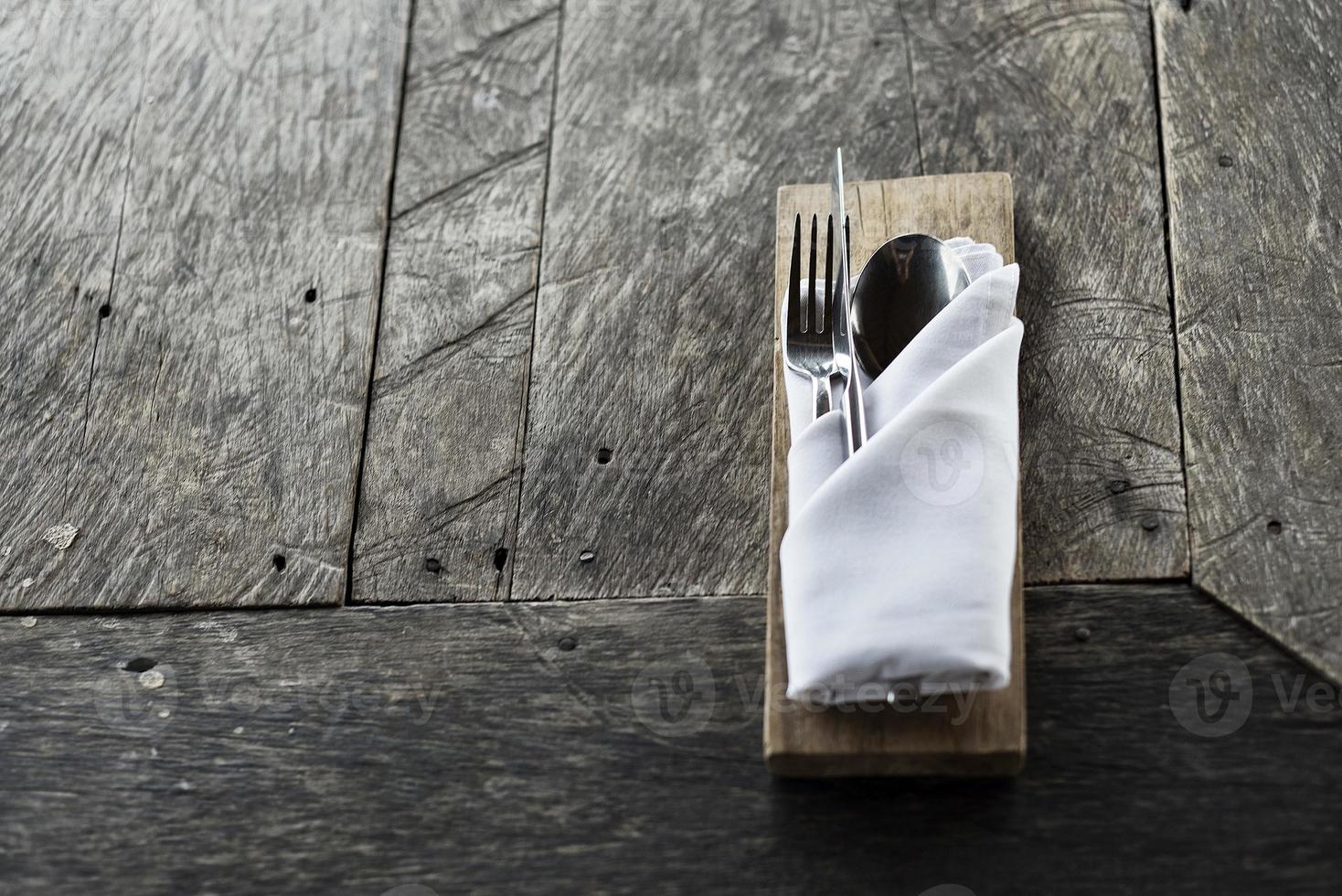 couverts chics sur une vieille table de restaurant décontractée en bois rustique photo