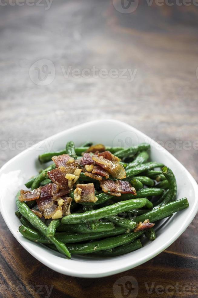 Haricots verts au beurre à l'ail sautés avec collation au bacon photo