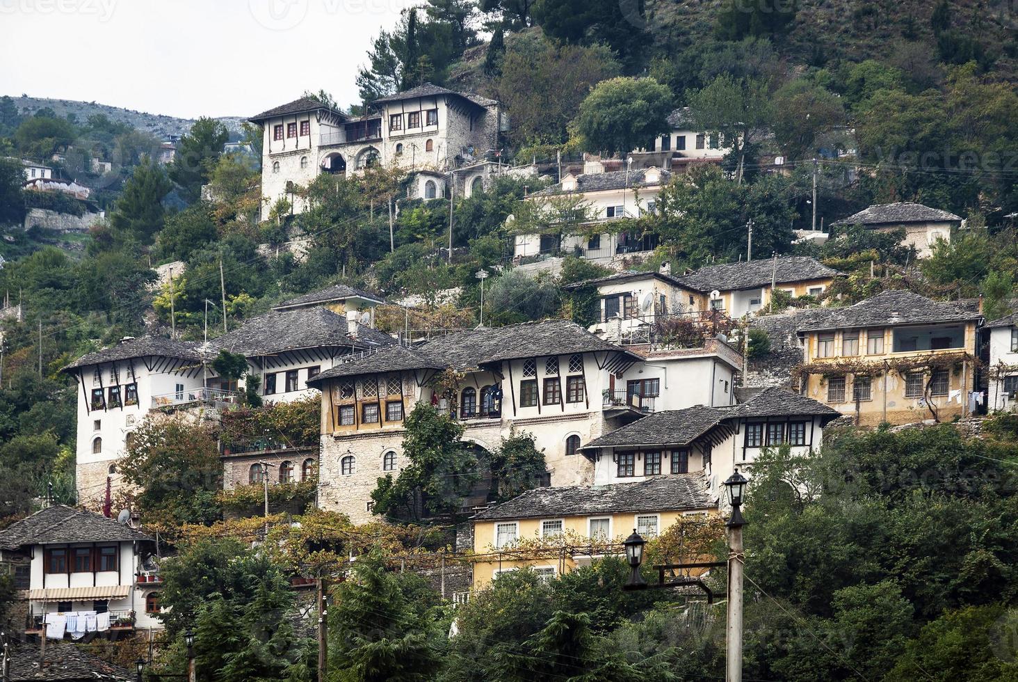 Vue de l'architecture du patrimoine ottoman des Balkans dans la ville de gjirokaster dans le sud de l'albanie photo