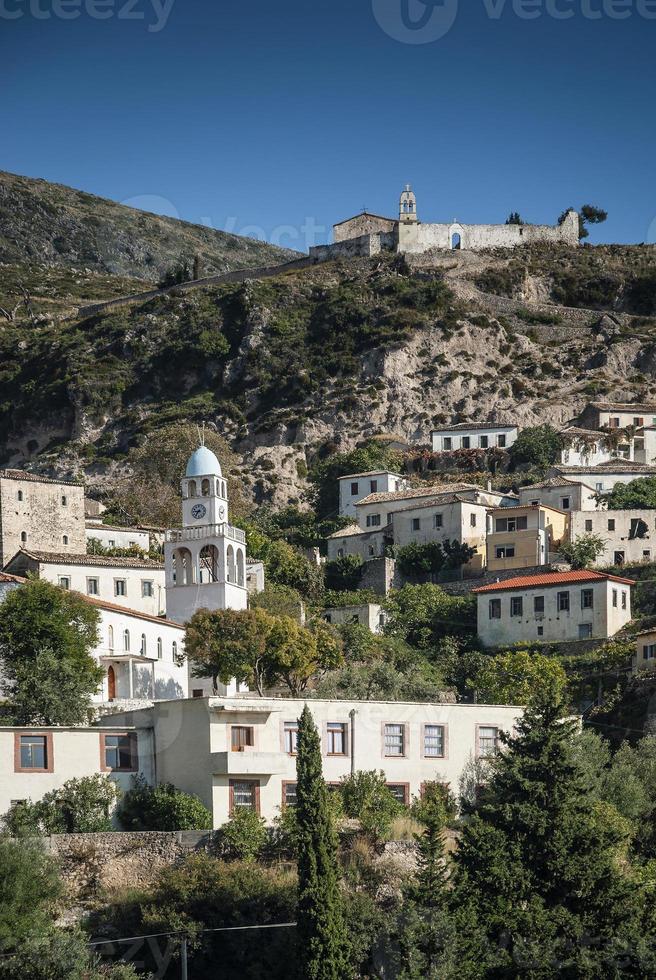 Vue sur le village albanais traditionnel de Dhermi dans le sud de l'Albanie photo