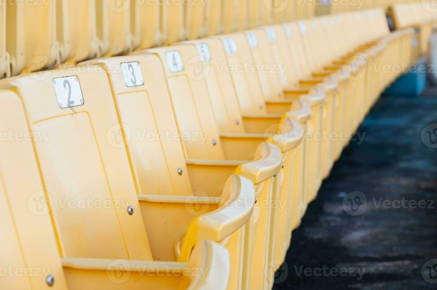 vide Jaune des places à stade, rangées de siège sur une football stade, sélectionnez concentrer photo