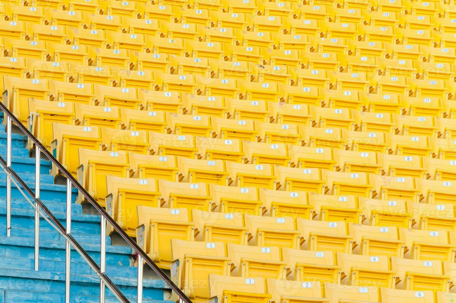 vide Jaune des places à stade, rangées de siège sur une football stade, sélectionnez concentrer photo