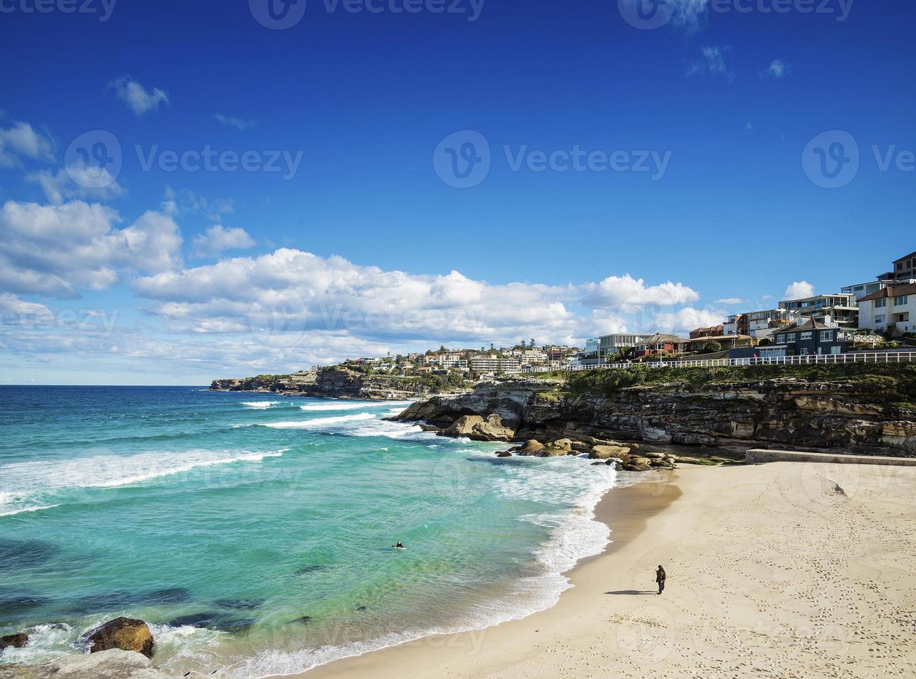 vue sur la plage de tamarama près de bondi sur la côte australienne de sydney photo