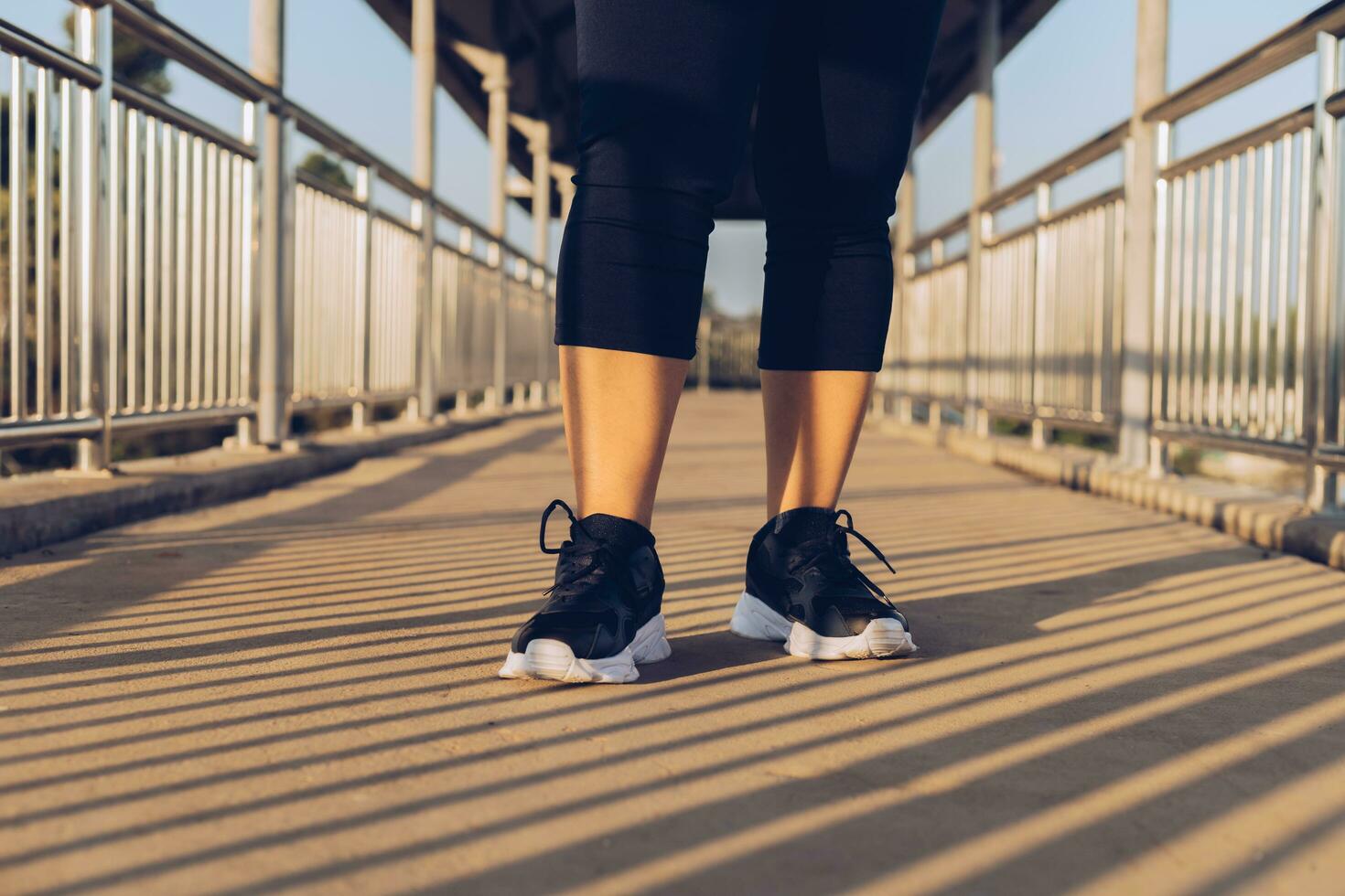 exercice de marche femme sur le viaduc photo