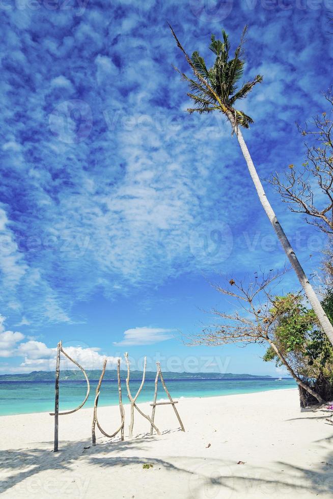 signe de la plage de puka sur l'île tropicale de boracay aux philippines photo