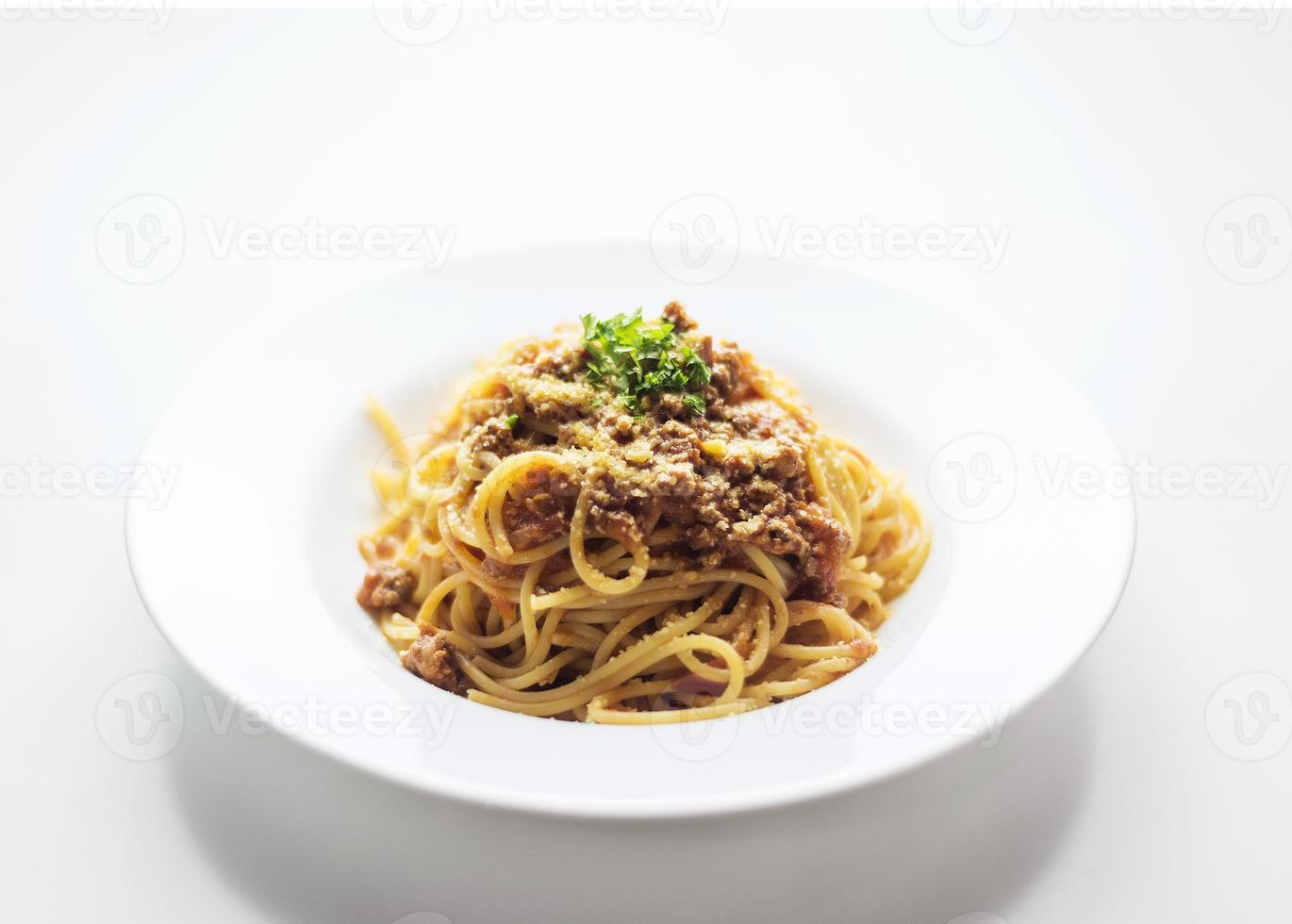 Spaghetti de boeuf bolognaise bolognaise célèbre nourriture de pâtes italiennes sur fond blanc photo