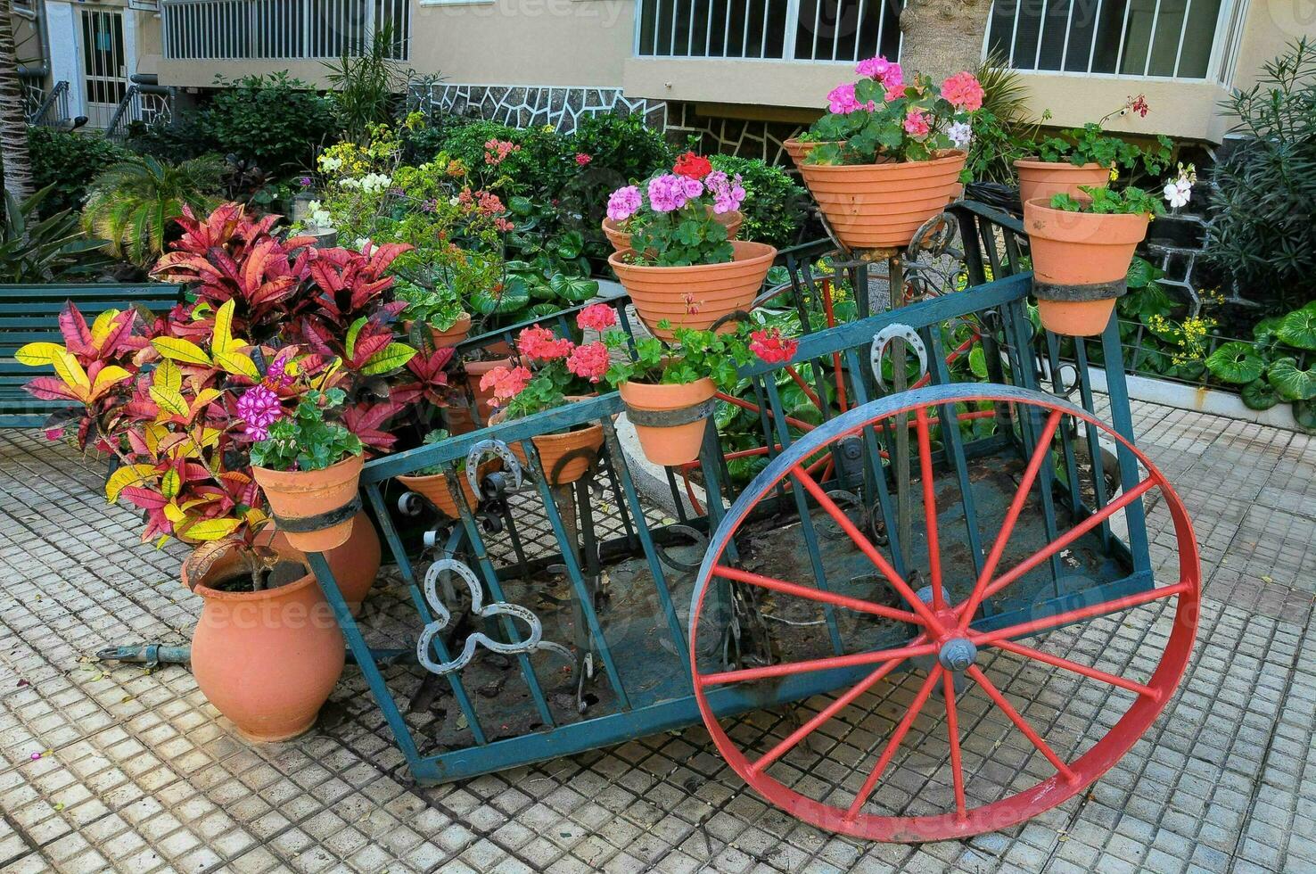 une Chariot avec mis en pot fleurs sur il photo