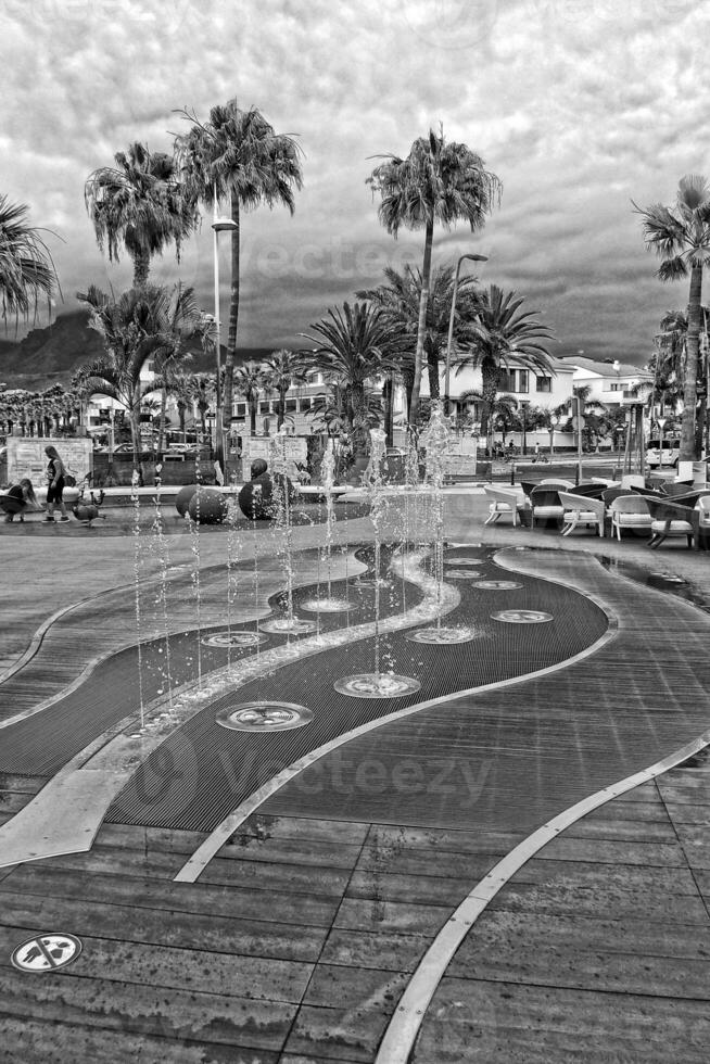 intéressant touristique des rues dans le Sud de le canari île de Tenerife dans Espagne sur une chaud été journée photo