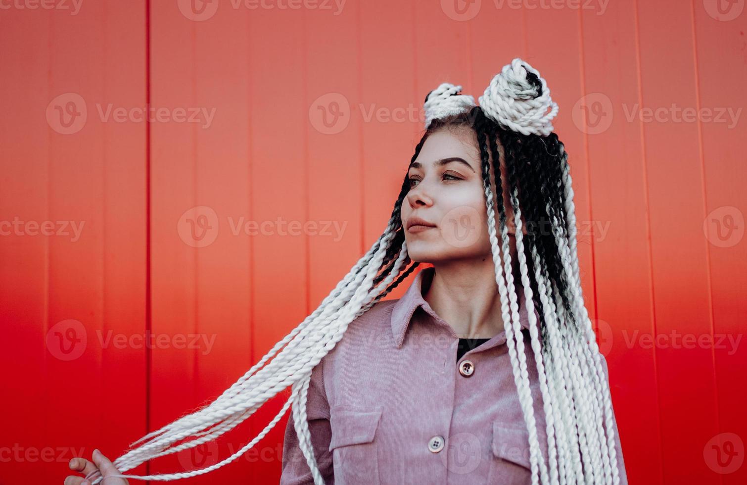 portrait de belle fille cool sur mur rouge photo