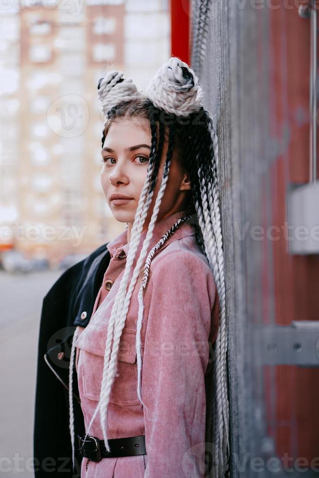 portrait de belle fille cool sur mur rouge photo