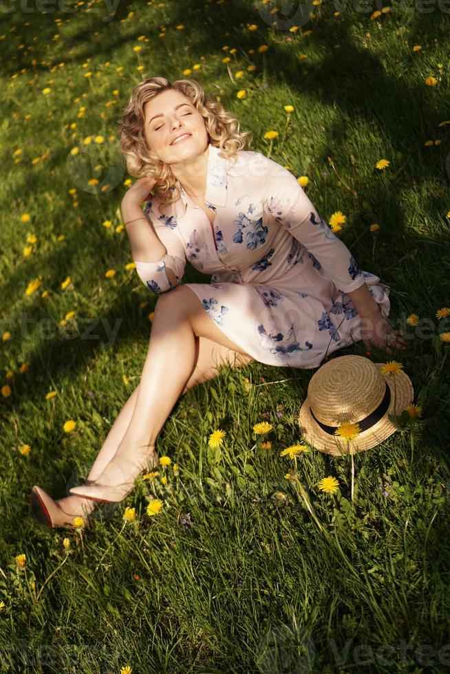 portrait féminin à l'extérieur. femme avec un chapeau de paille dans un champ de fleurs photo