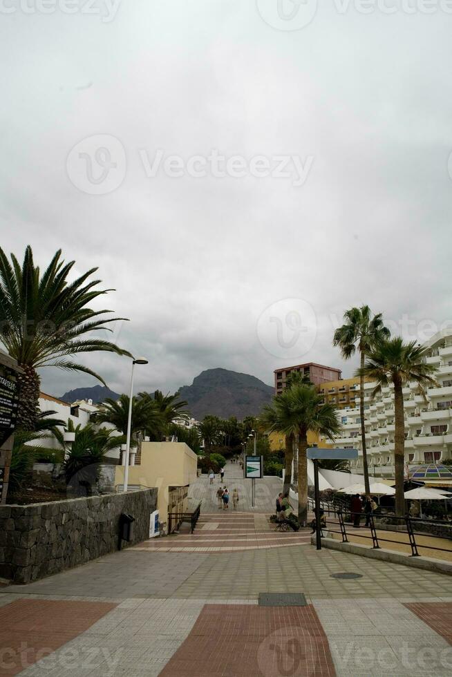 intéressant touristique des rues dans le Sud de le canari île de Tenerife dans Espagne sur une chaud été journée photo