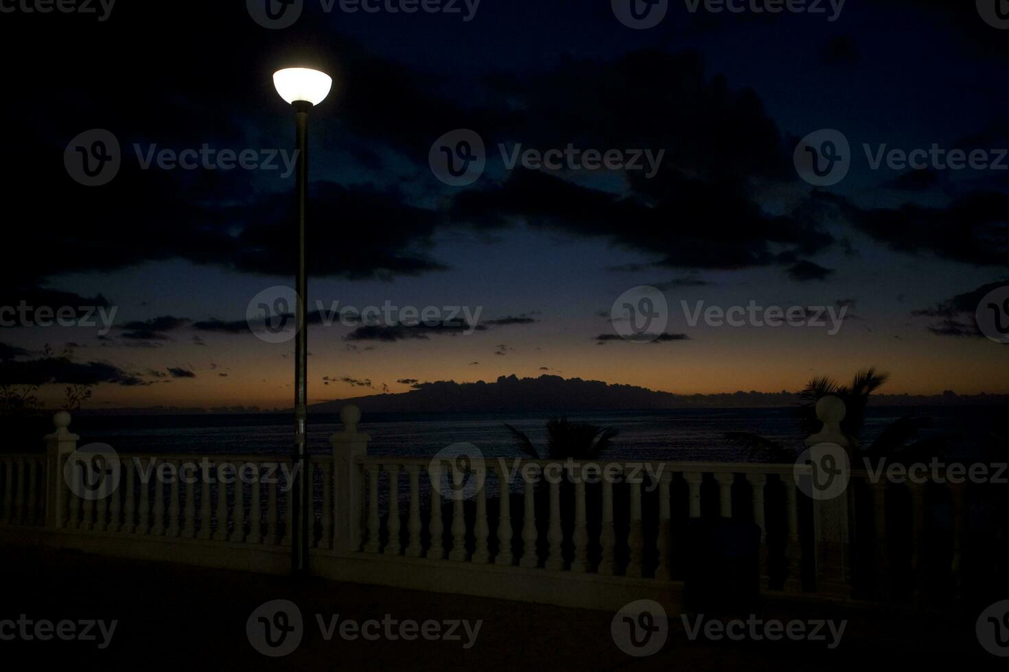 pittoresque océan paysage avec le réglage Soleil dans une tropical pays pendant été vacances photo