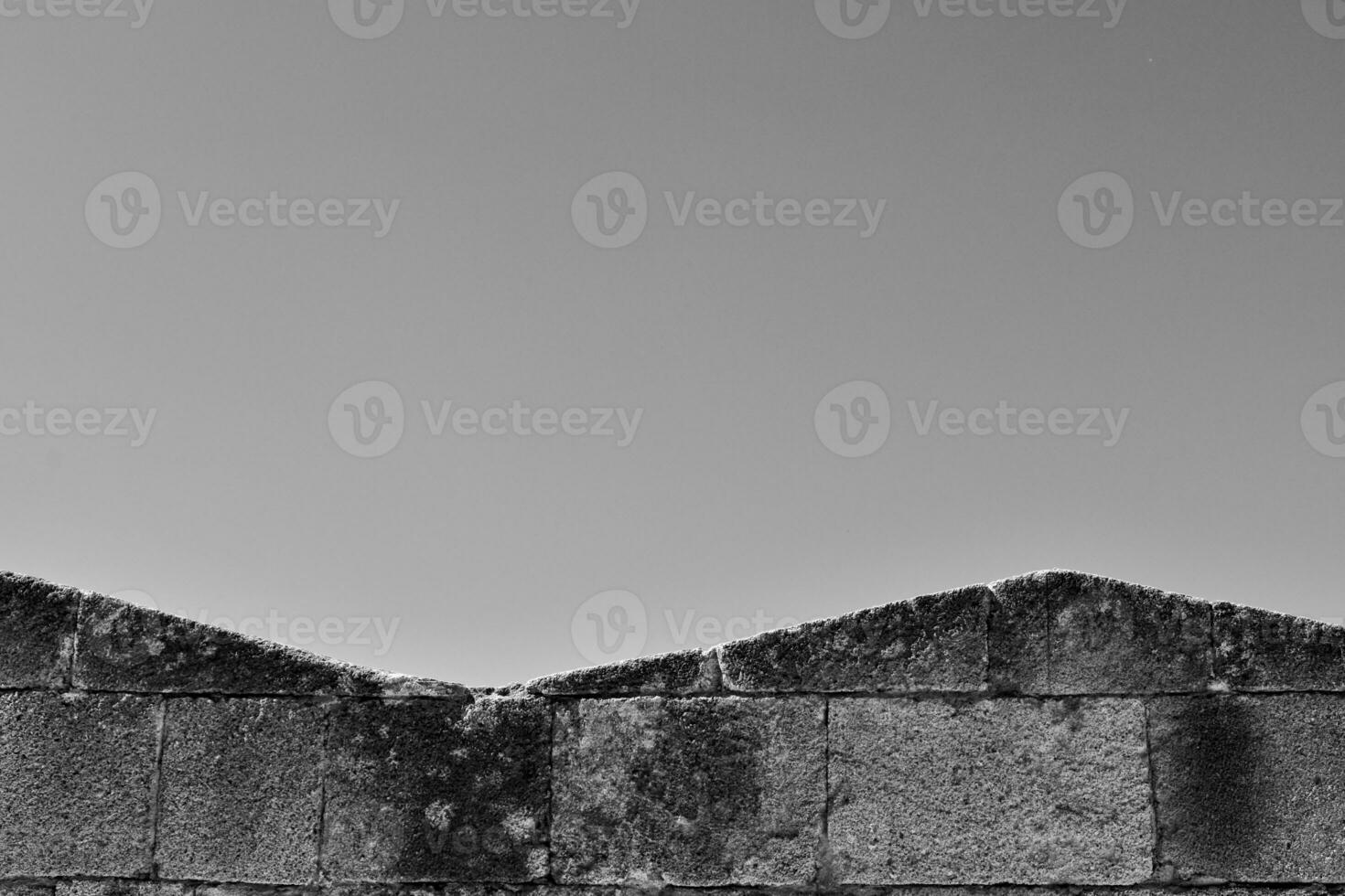 vieux antique pierre ruines sur une chaud été journée sur le grec île de Rhodes dans Lindos photo