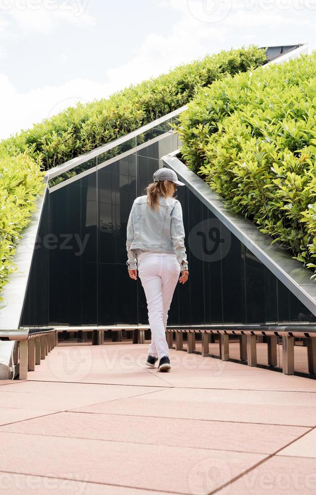 Jeune femme marchant dans le labyrinthe de miroirs, regardant le reflet photo