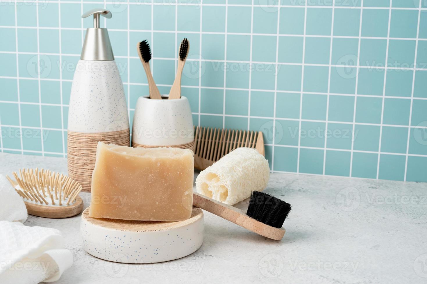 accessoires de bain avec brosses en bambou, savon artisanal, distributeur photo