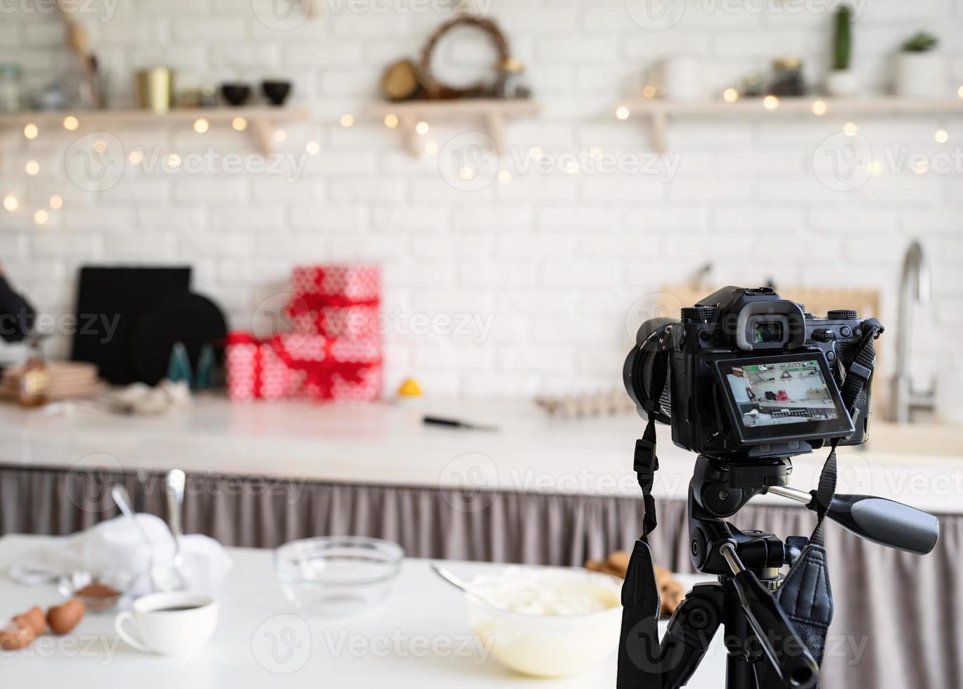 chef cuisinant un dessert faisant une vidéo pour vlog photo