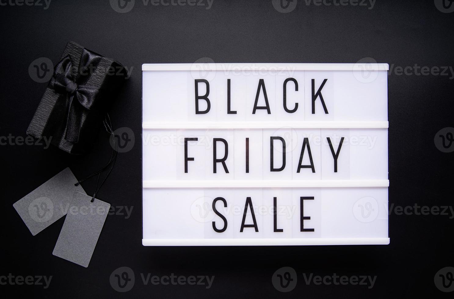 mots de vente du vendredi noir sur lightbox avec boîte-cadeau noire et étiquettes de prix photo