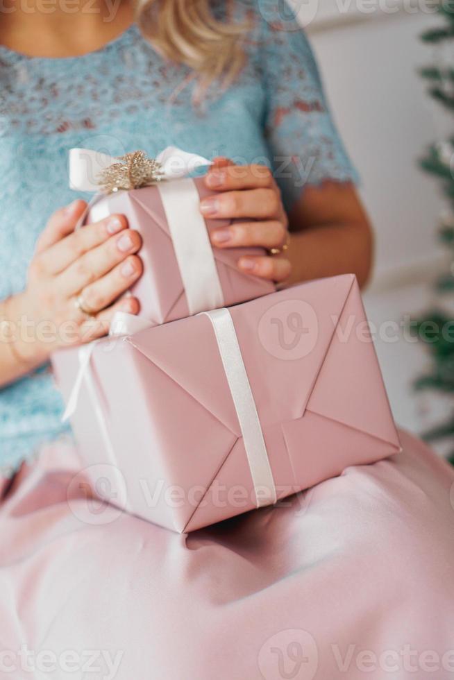 mains tenant le cadeau présent. gros plan des mains féminines donnant le cadeau photo