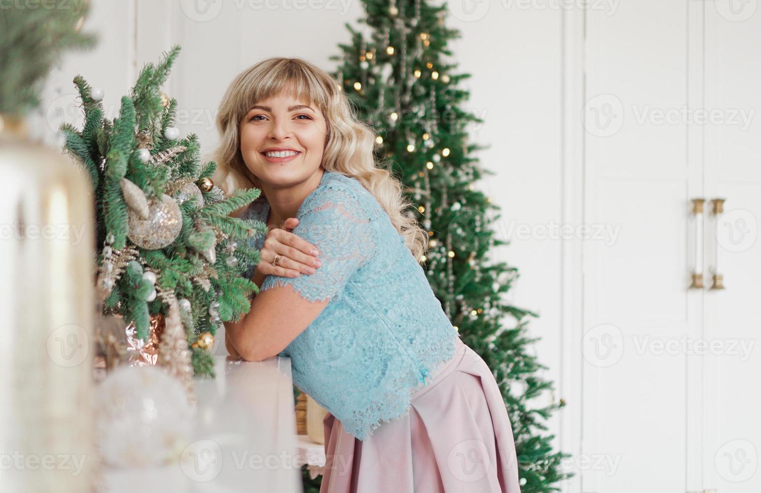 charmante fille à l'intérieur or et blanc. photo