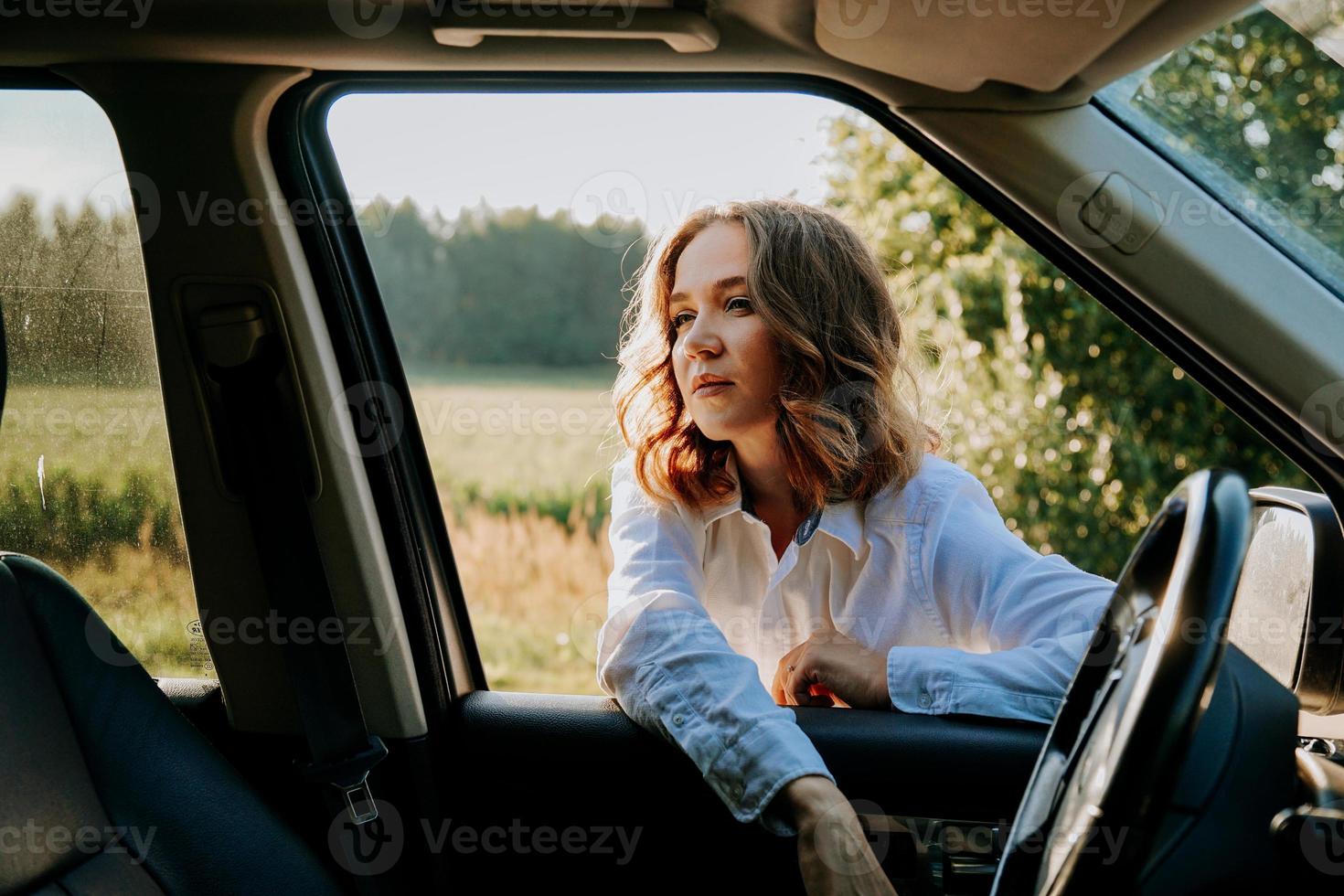 femme à la fenêtre de la voiture. déplacements hors de la ville. concept de voyage et de joie photo