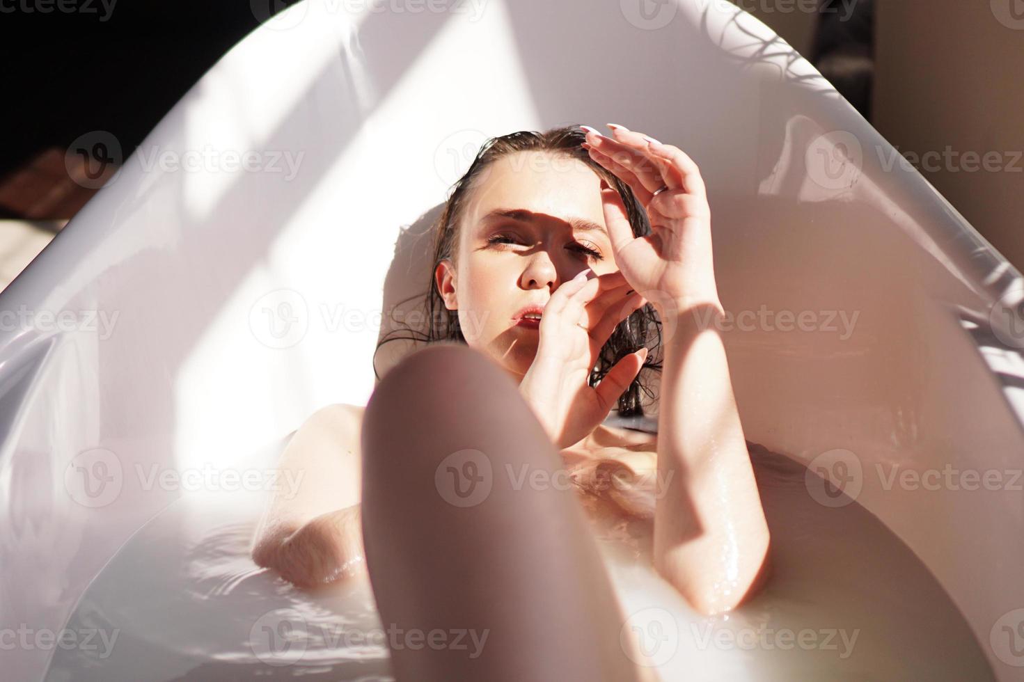 jeune femme séduisante se détendre dans le bain photo