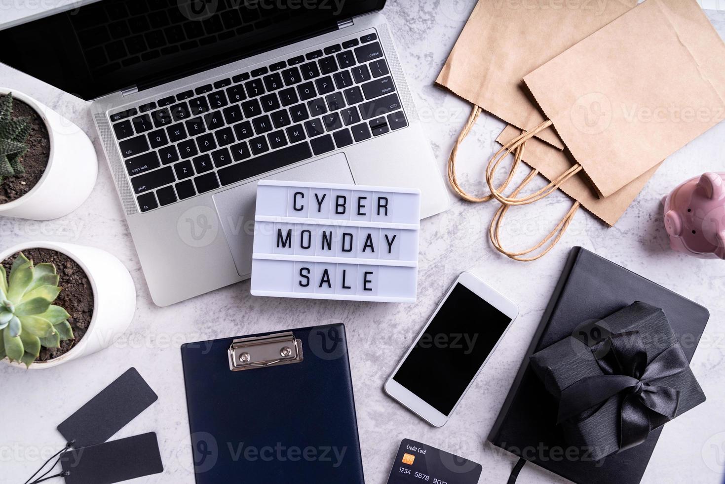 texte de vente du cyber lundi sur lightbox, vue de dessus de l'espace de travail à plat photo
