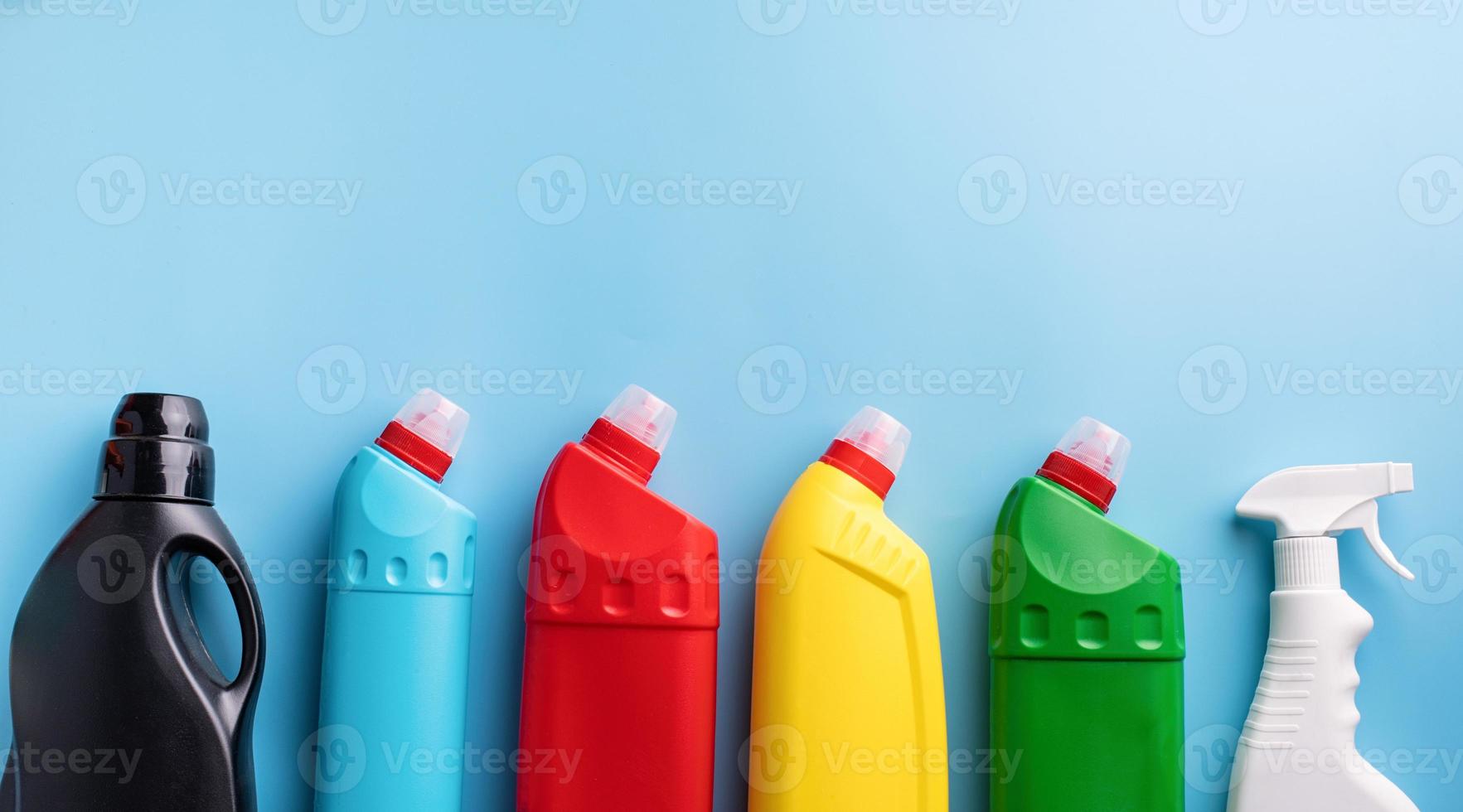 variété de produits de nettoyage pour le nettoyage de la maison vue de dessus sur bleu photo