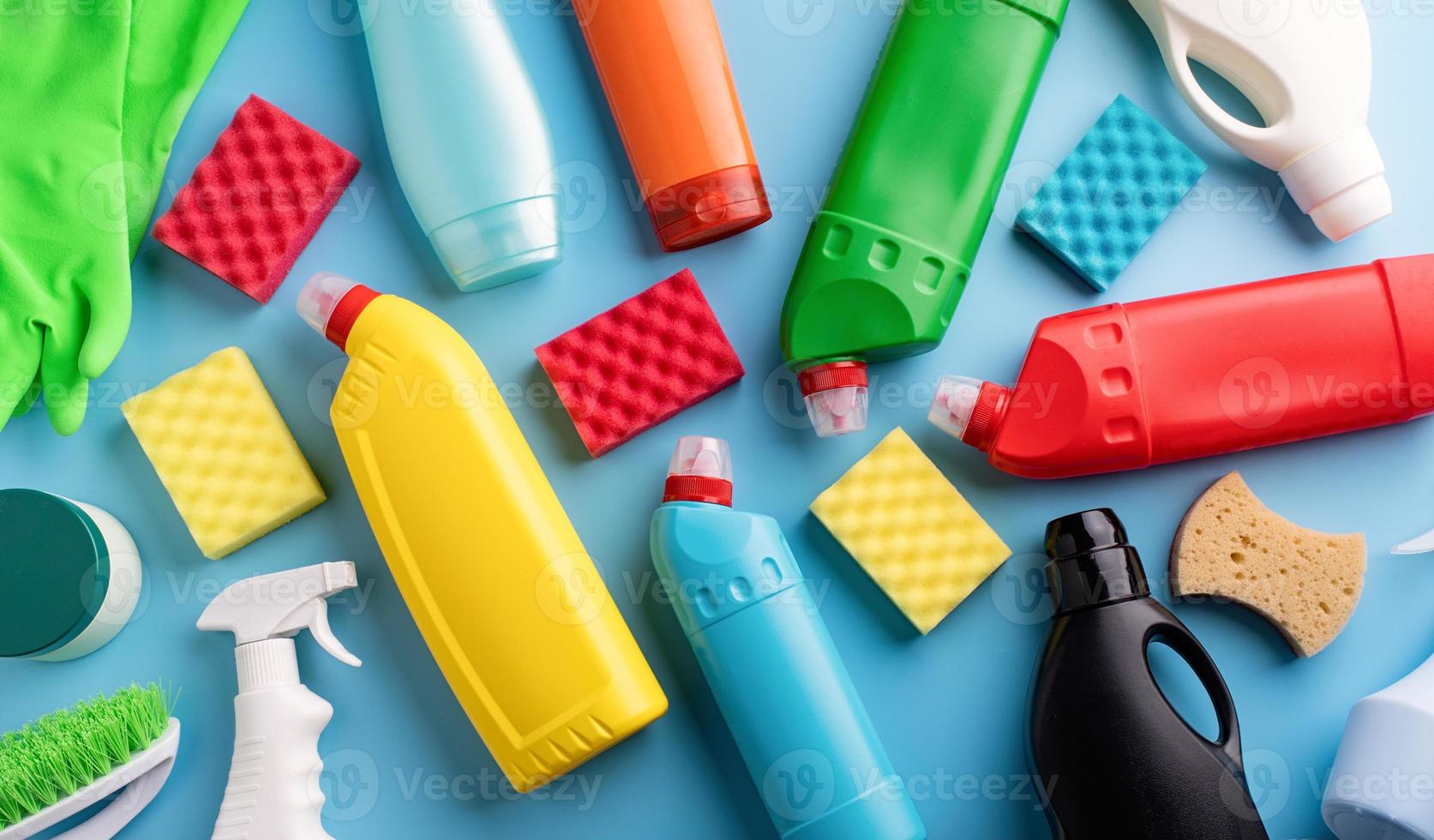 collection de diverses bouteilles sanitaires et outils de nettoyage photo