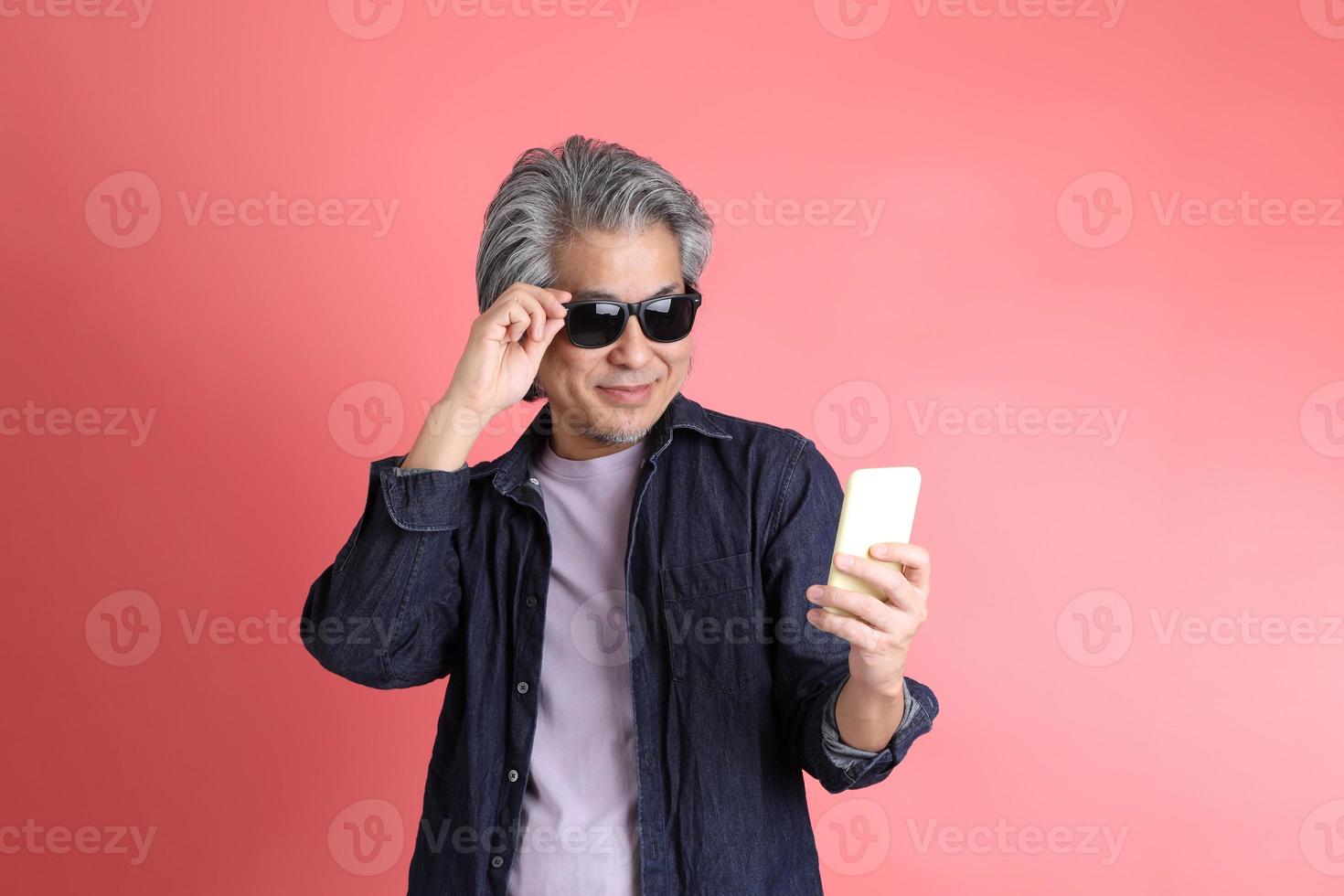 homme sur rose photo