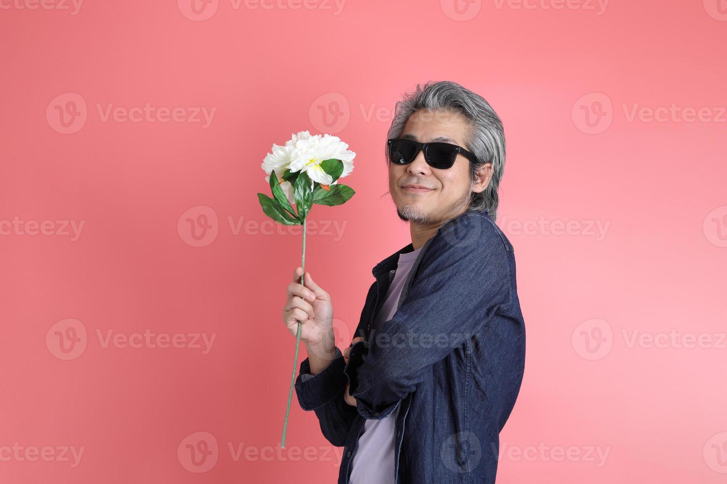 homme sur rose photo