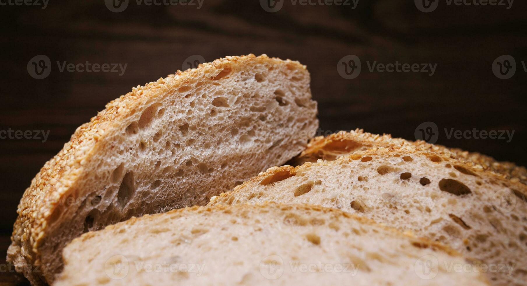 Couper pain de pain et pièces de pain sur une en bois Contexte. pain ciabatta pain. photo