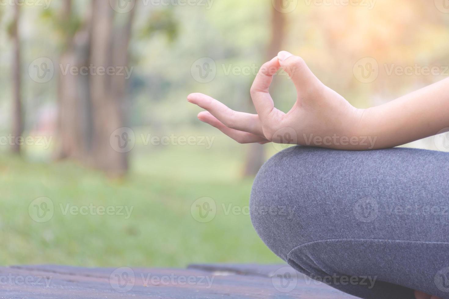 femme pratiquant le yoga dans un parc photo