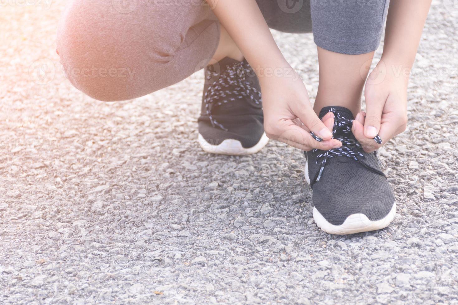 femme attachant des chaussures photo