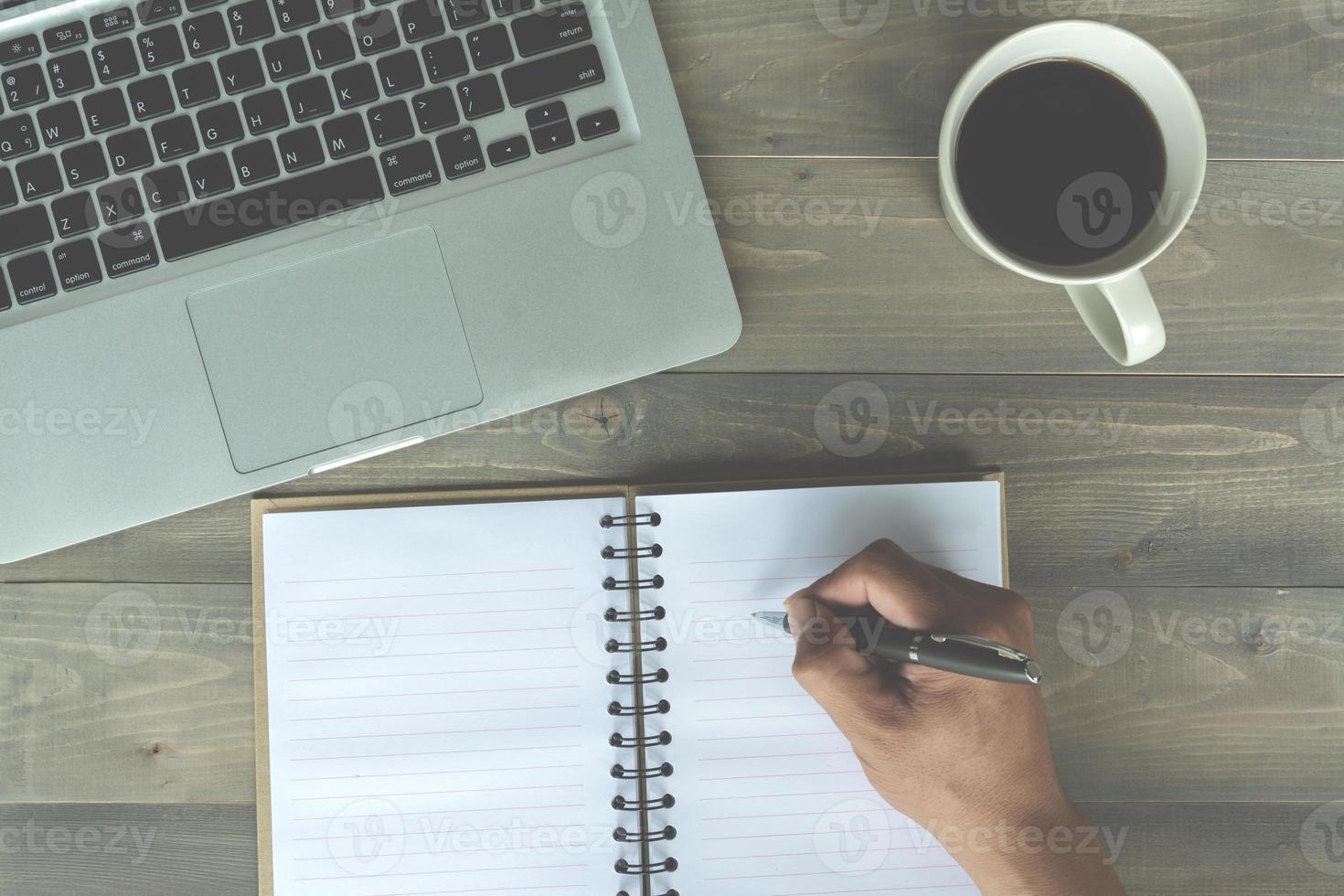 personne prenant des notes à un bureau photo