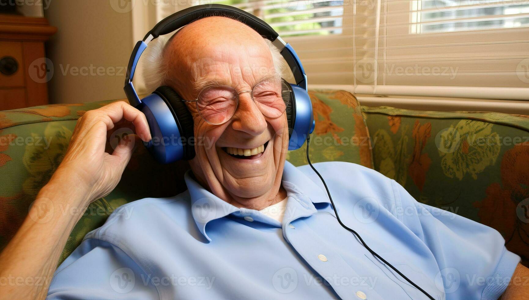 personnes âgées homme écoute à la musique avec écouteurs sur une canapé à maison. ai généré. photo