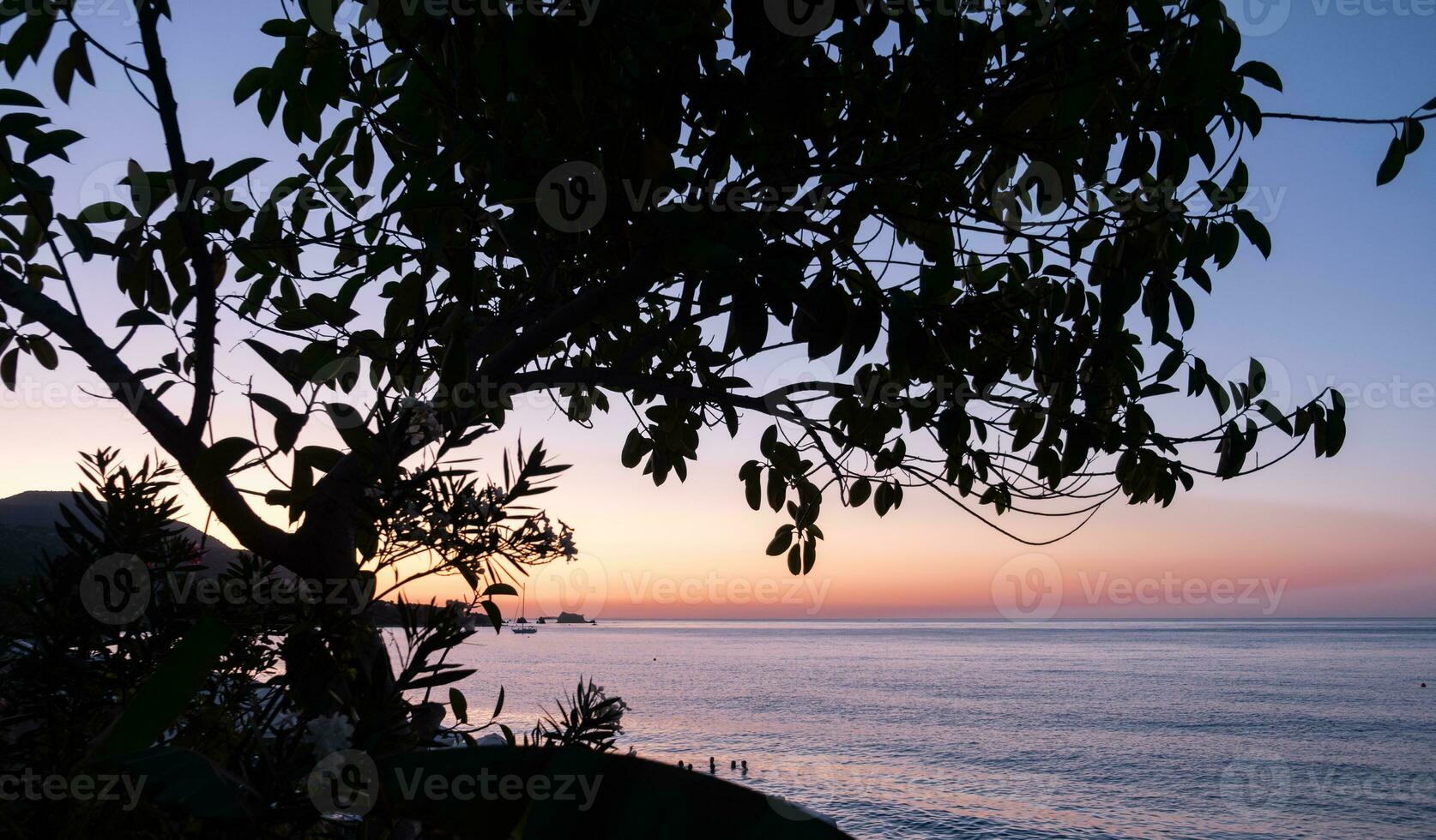 magnifique lumière comme le Soleil ensembles à une plage à latsi dans Paphos, Chypre photo