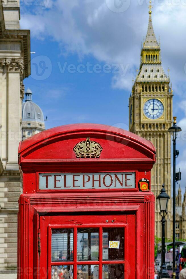 Britanique traditionnel rouge Téléphone cabine avec le gros ben dans le Contexte dans Londres photo