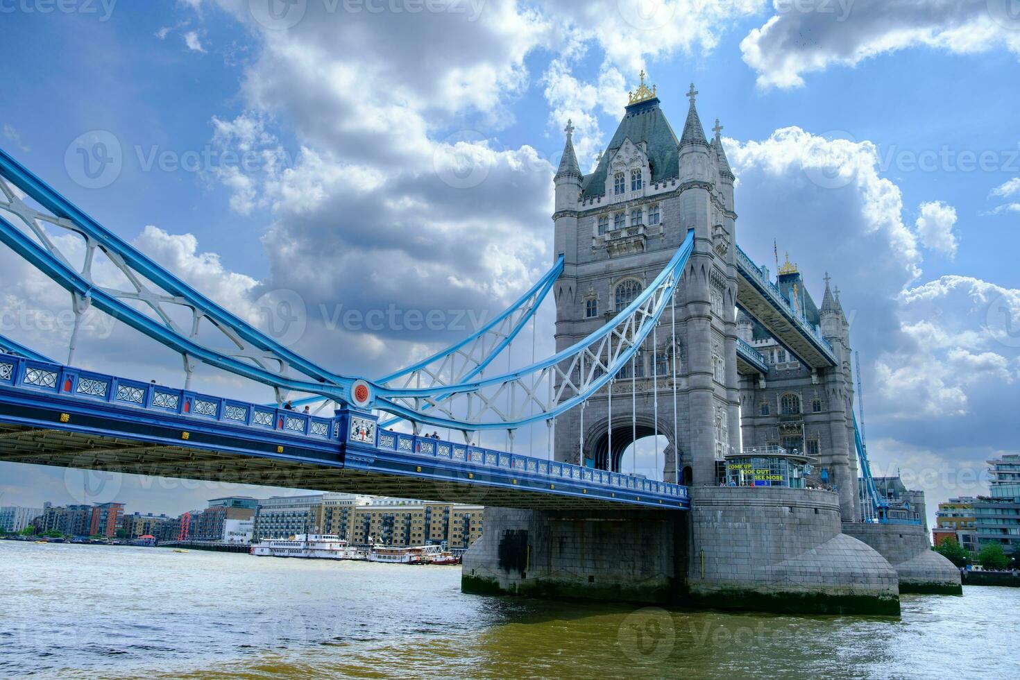 iconique la tour pont de liaison Londres avec vers le sud sur le Tamise rivière photo