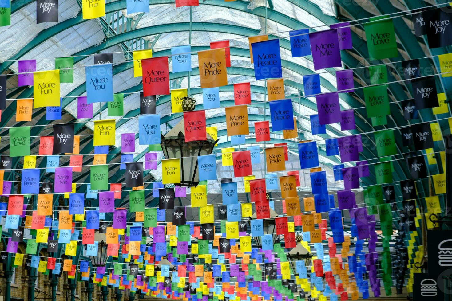 drapeaux avec lgbt positif messages à propos fierté, amusant, l'amour dans couvent jardin dans Londres, Royaume-Uni photo