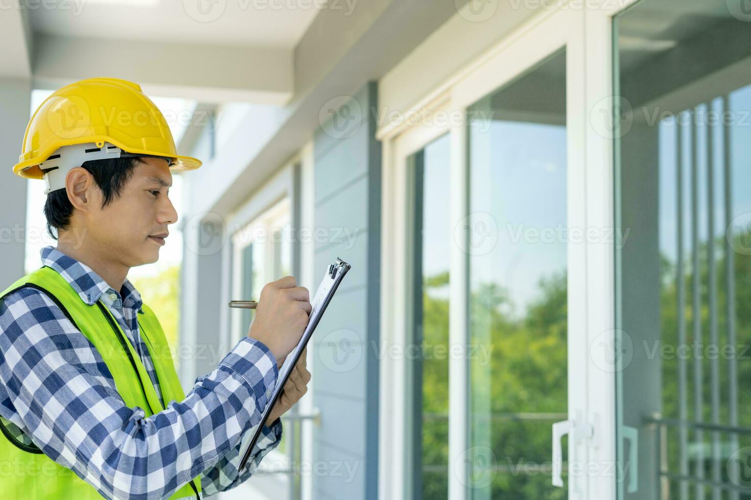 l'inspecteur ou l'ingénieur inspecte la construction et l'assurance qualité de la nouvelle maison à l'aide d'une liste de contrôle. ingénieurs ou architectes ou entrepreneur travaillent pour construire la maison avant de la remettre au propriétaire photo