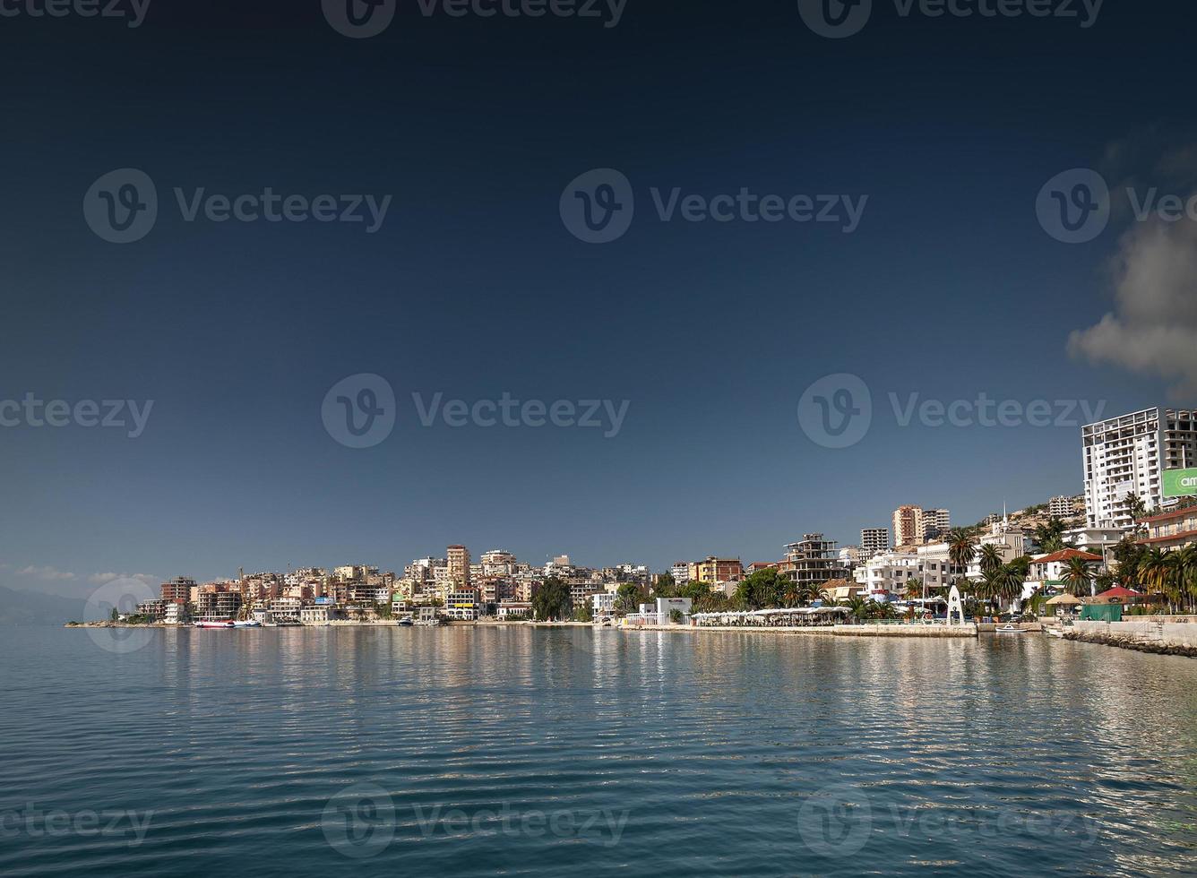 vue sur la ville de la station balnéaire de sarande sur la côte sud de l'albanie photo