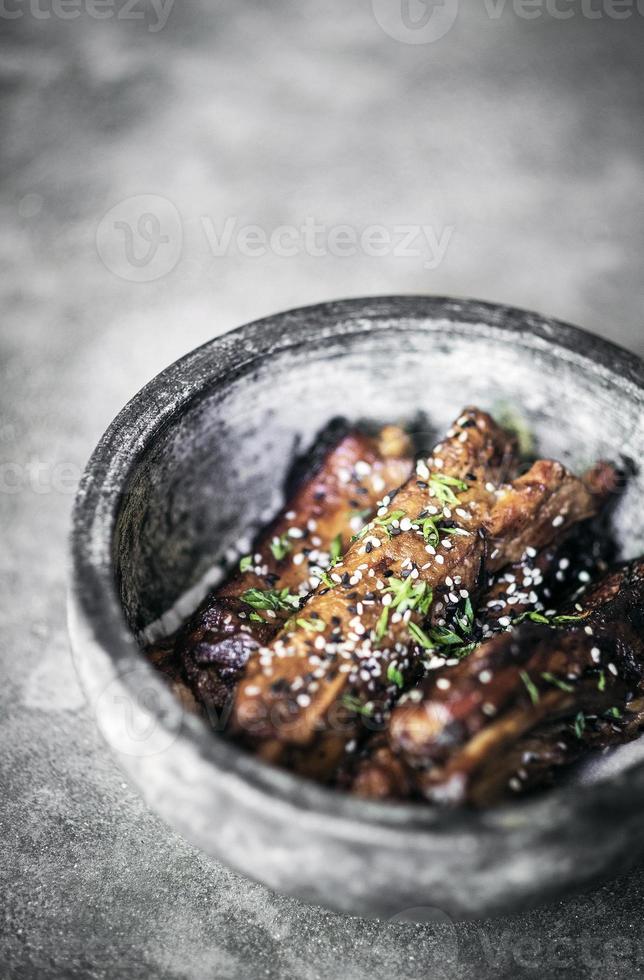 Côtes de porc épicées au barbecue de style asiatique gastronomique moderne avec un repas à la sauce soja sucrée photo