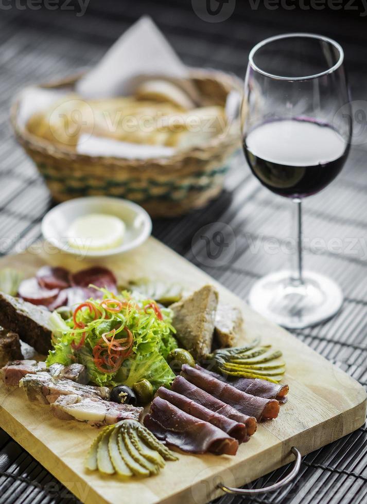 Charcuterie française fumée biologique et ensemble de plateaux de collations à tapas pâté photo