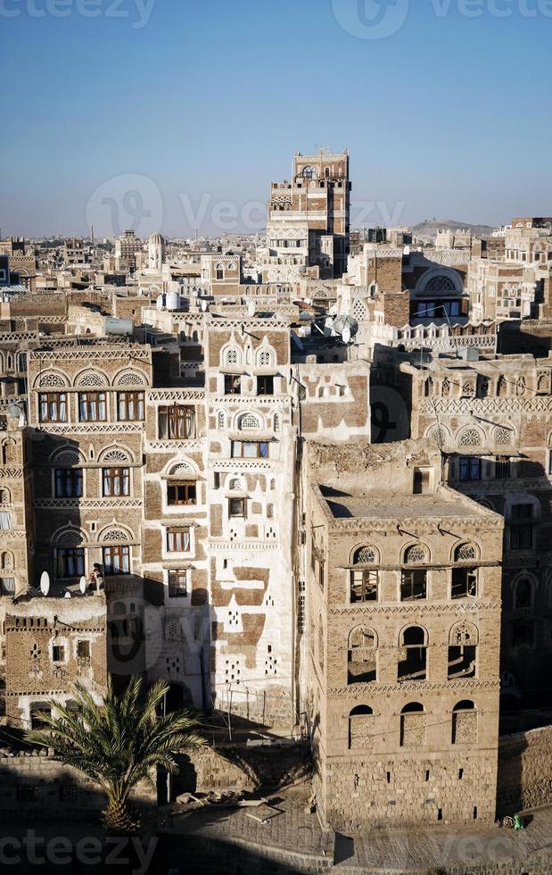 Vue sur les bâtiments traditionnels de la vieille ville de la ville de sanaa au Yémen photo